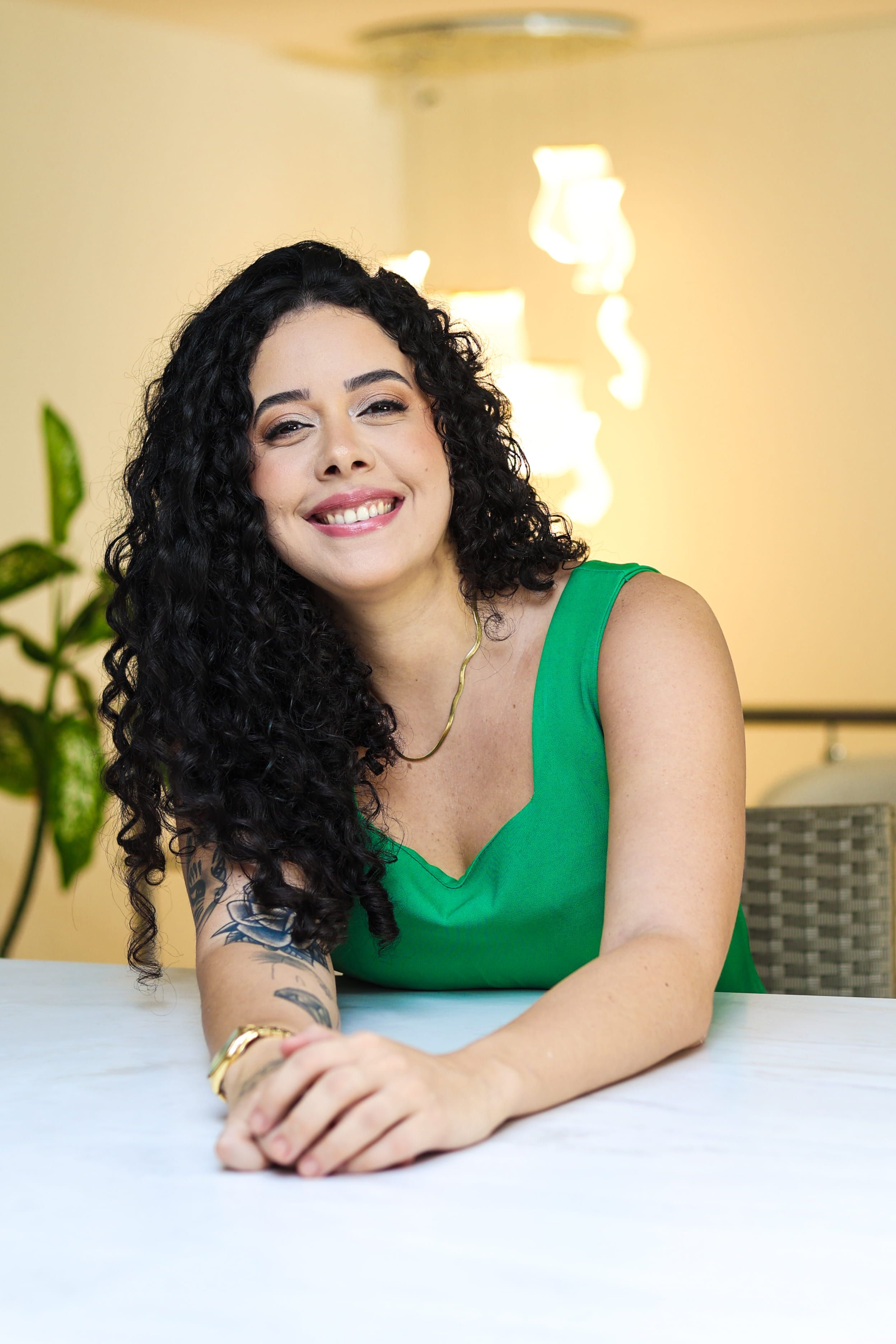 Teacher Gabs sorrindo enquanto conduz uma aula online